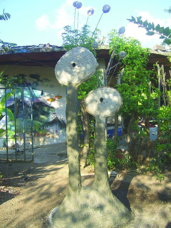 Begrüßungsskulptur am Eingang – zwei Betonfiguren als Symbol für Liebe und Freiraum