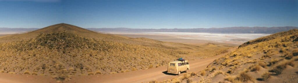 Überquerung eines Salzsees in 4.800 Metern Seehöhe auf der Reise von Chile nach Argentinien