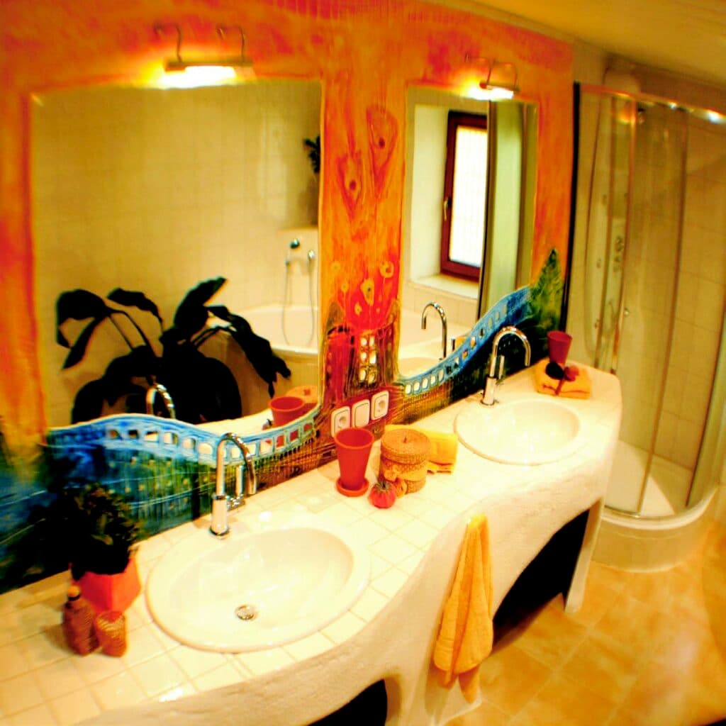 Künstlerische Badezimmergestaltung mit Farbe und Glas – individuelles Unikat von Hardy