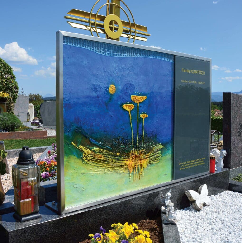 Kunst am Friedhof – individuell gestaltete Urnentafel aus Glas als Gedenkstätte