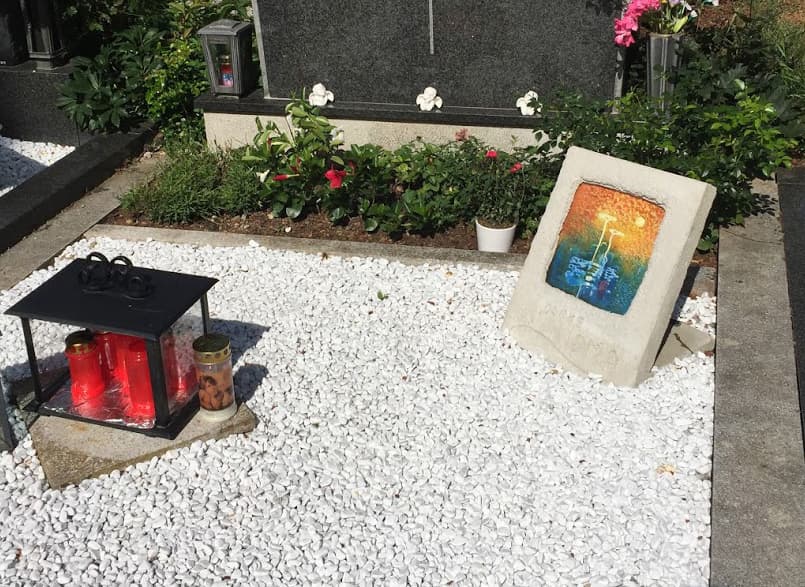 Kunst am Friedhof – Grabschmuck aus Beton und Glas in kleiner Ausführung