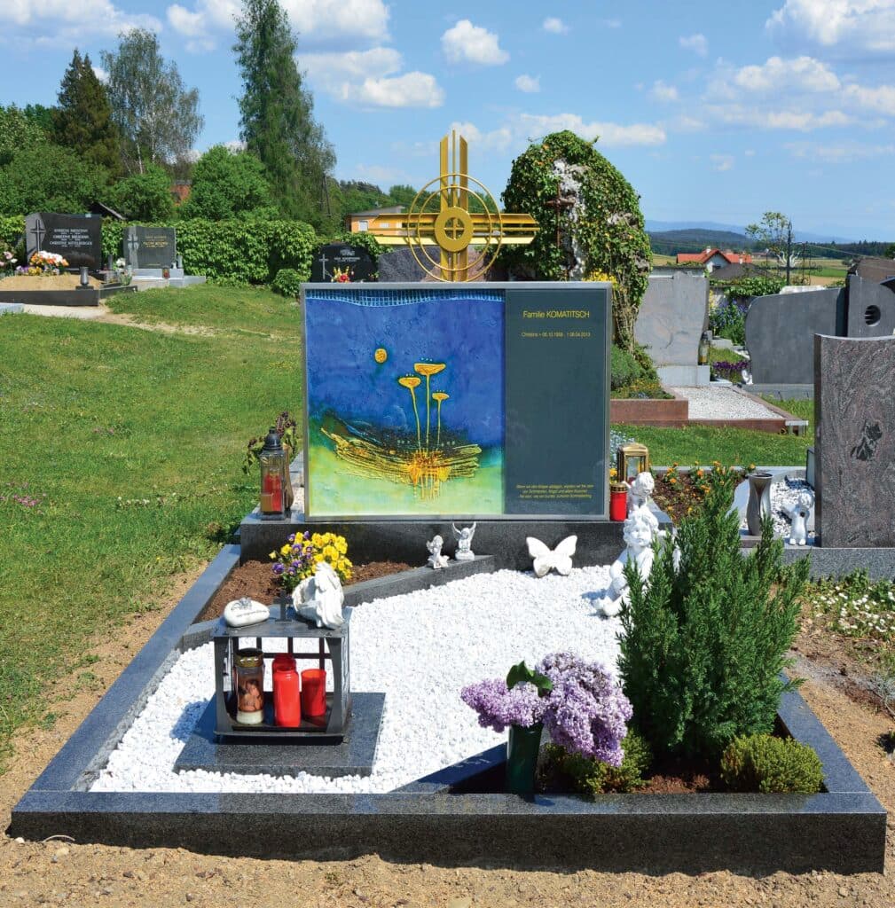 Kunst am Friedhof – individuell gestalteter Grabstein aus Glas und Stein