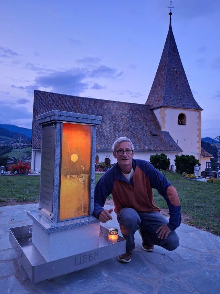 Künstler bei der Sternenkinder-Gedenkstätte – Kunst am Friedhof mit Licht und Glas
